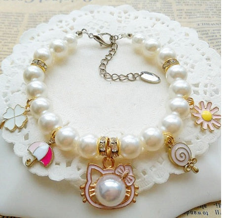 Ein süßes Halsand mit Perlen für eine Katze