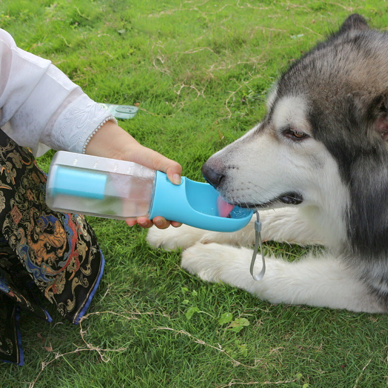 Tragbare Wasserflasche für Hunde oder Katzen- Futter, Wasser und Kotbeutel inkl.