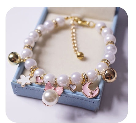 Ein süßes Halsand mit Perlen für eine Katze