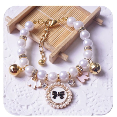 Ein süßes Halsand mit Perlen für eine Katze