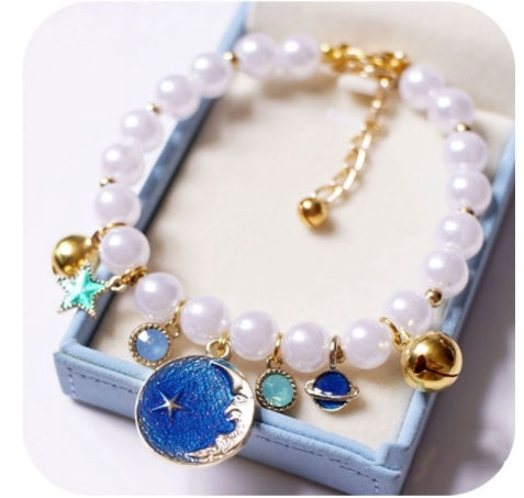 Ein süßes Halsband mit Perlen für eine Katze